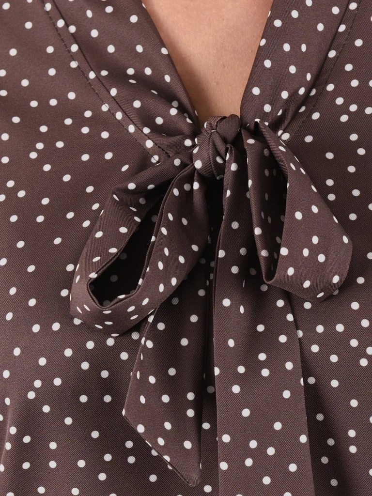 Elegancka brązowa bluzka wiskozowa w grochy – prosty krój z wiązaniem przy dekolcie 40324