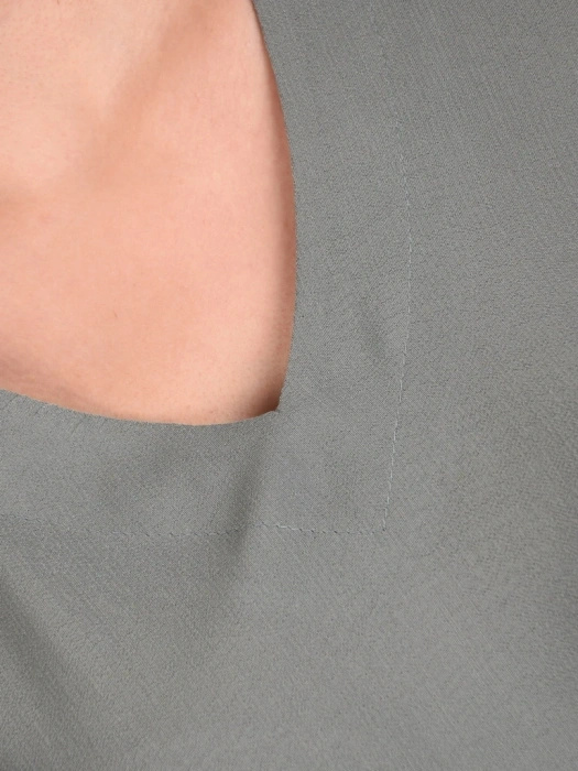 Wiskozowa bluzka damska khaki z dekoltem w serek – prosty krój z rozszerzanymi rękawami 41444