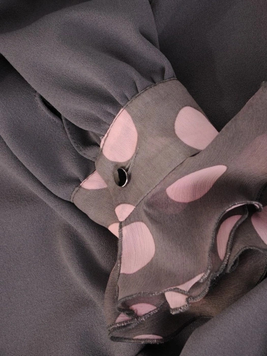 Elegancka sukienka trapezowa midi w groszki – swobodny fason z falbaną przy rękawach 28610