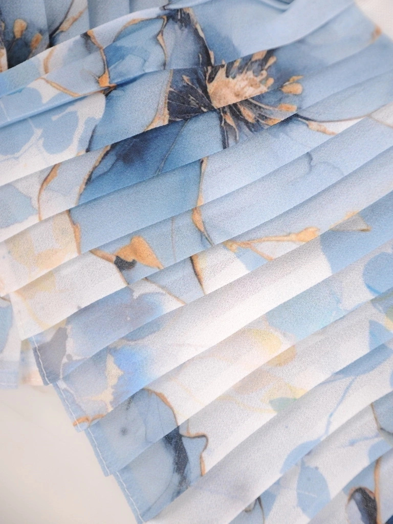 Elegancka sukienka trapezowa w kwiaty midi – fason delikatnie maskujący biodra 39558