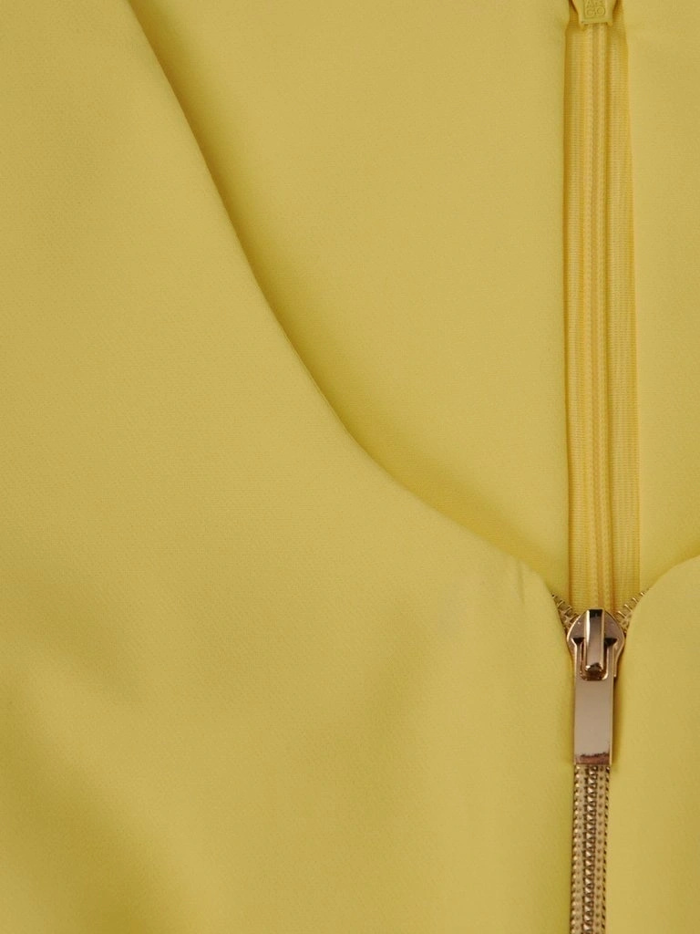 Klasyczna żółta sukienka midi z krótkim rękawem – prosty fason ze stylowymi zamkami 3150