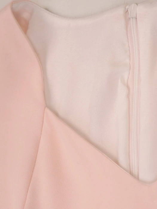 Wizytowa sukienka midi w kolorze pudrowego różu – rozkloszowany krój z rękawem 3/4 i paskiem 35740