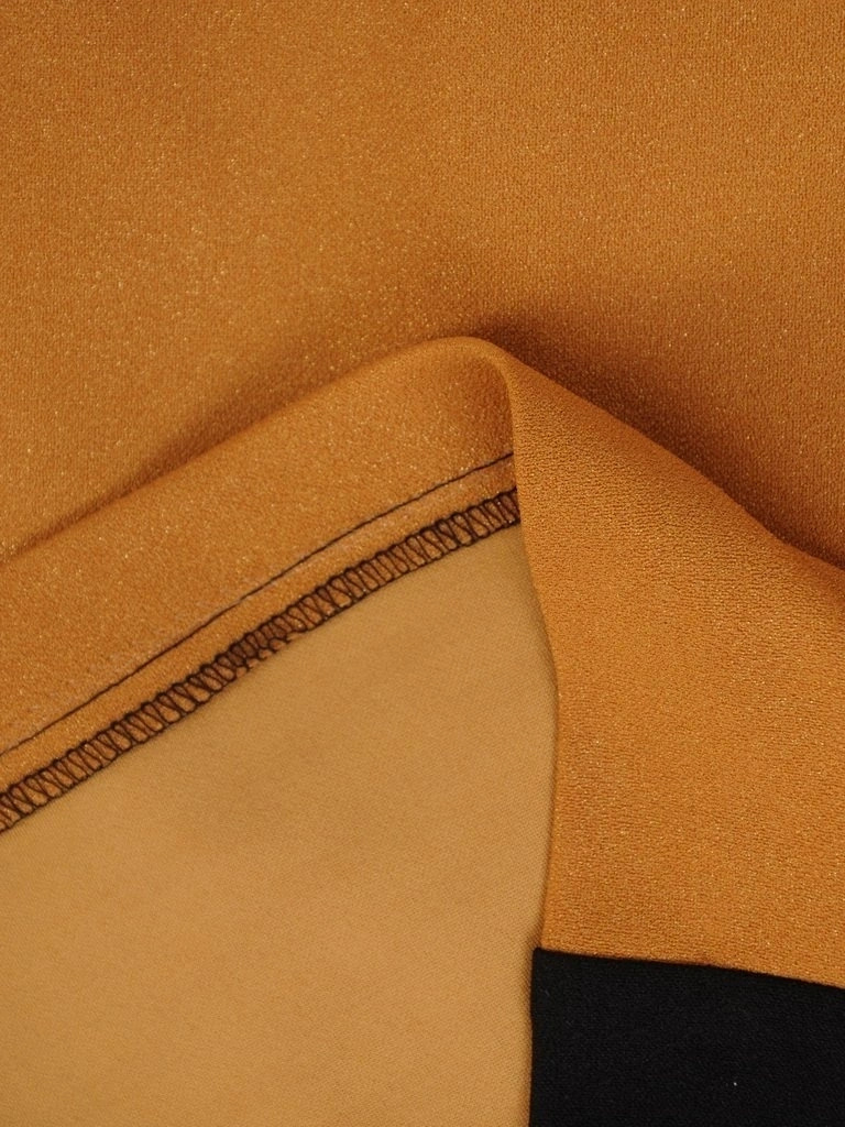 Elegancka sukienka biurowa o prostym kroju – wysmuklające miodowe wstawki i ozdobna klamra 27509