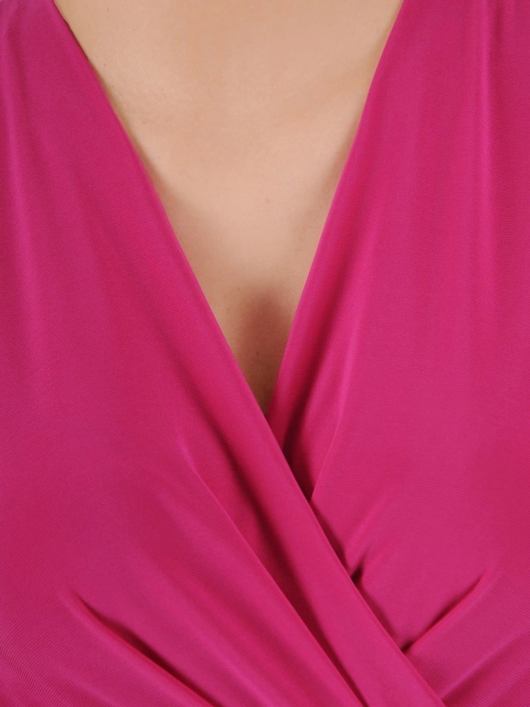 Kwiecista sukienka maxi fuksja z krótkim rękawem – rozkloszowany krój z kopertową górą i kieszeniami 36160