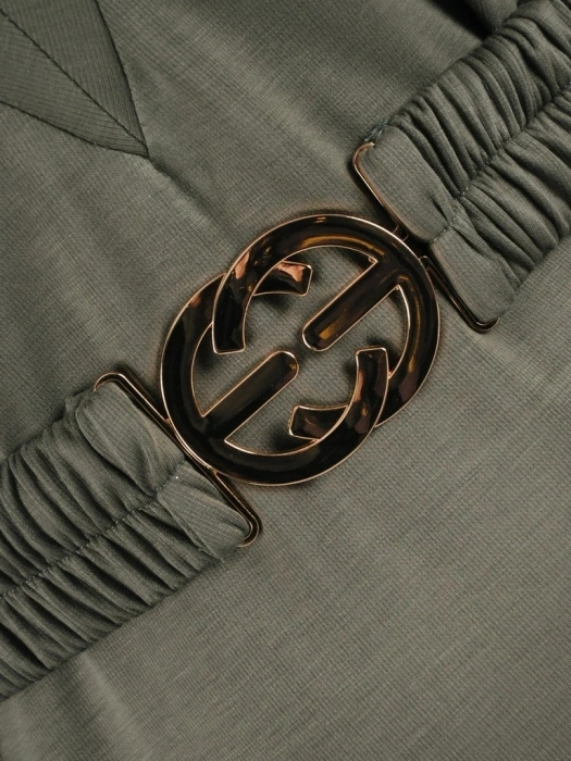 Elegancka sukienka khaki trapezowa z paskiem i rękawem 3/4 – swobodny krój midi z bocznymi rozcięciami 39476