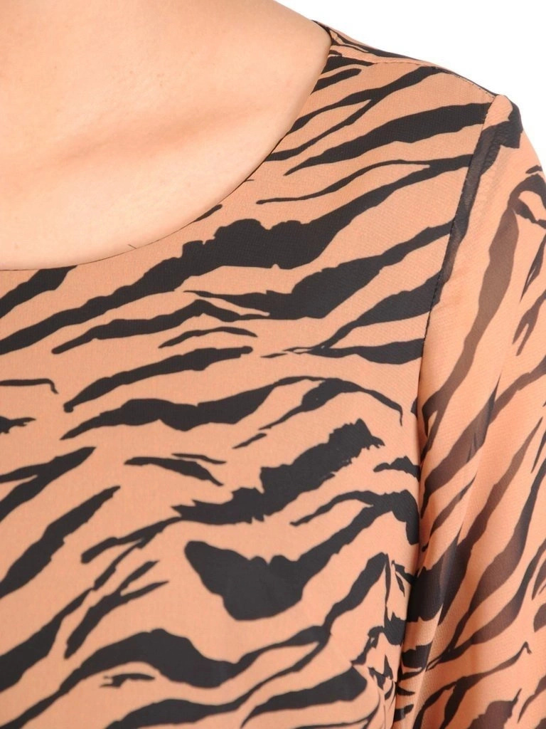 Jesienna sukienka trapezowa midi w zwierzęcy print – tuszujący krój z wiązanym rękawem 29391