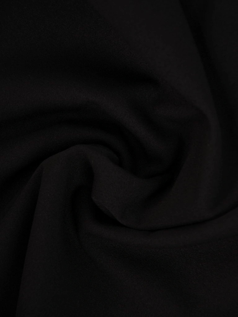 Elegancka czarna sukienka z kopertowym dekoltem – prosty fason podkreślający atuty sylwetki 24852