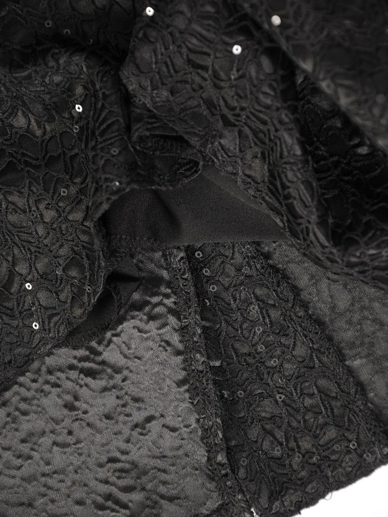 Elegancka czarna sukienka prostego kroju z cekinami – stylowa baskinka akcentująca talię i rękaw 3/4 34793