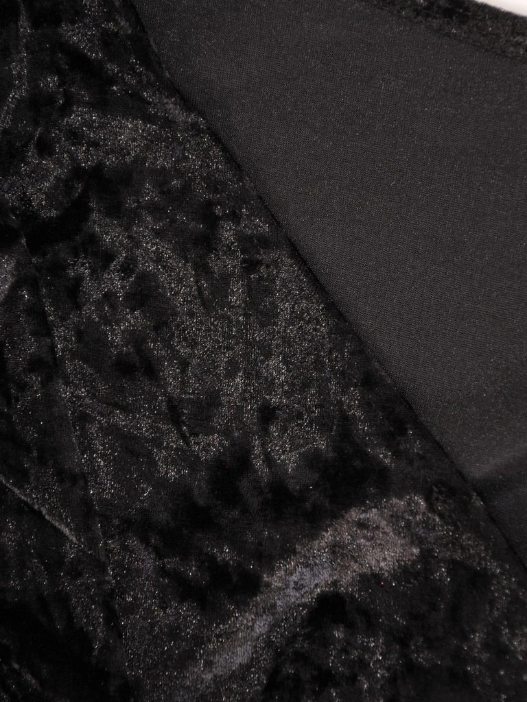 Elegancka czarna sukienka ołówkowa za kolano – kopertowy dekolt i fason modelujący sylwetkę 27609