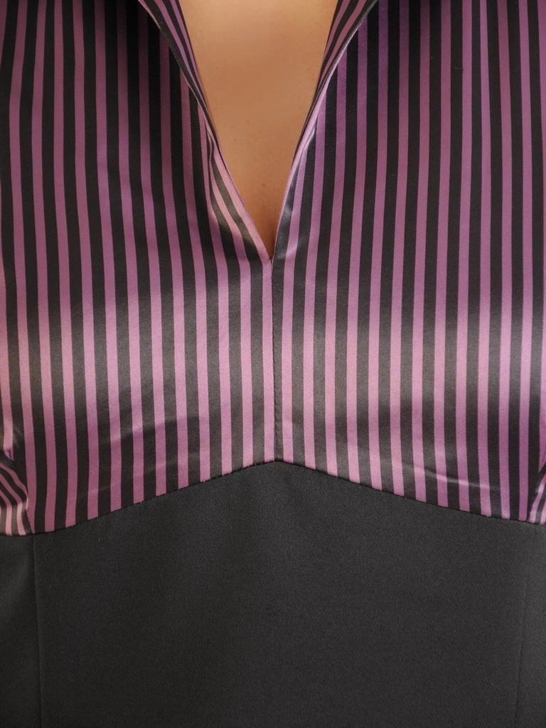 Elegancka sukienka ołówkowa w paski midi – fason podkreślający talię z ozdobnymi mankietami 34704
