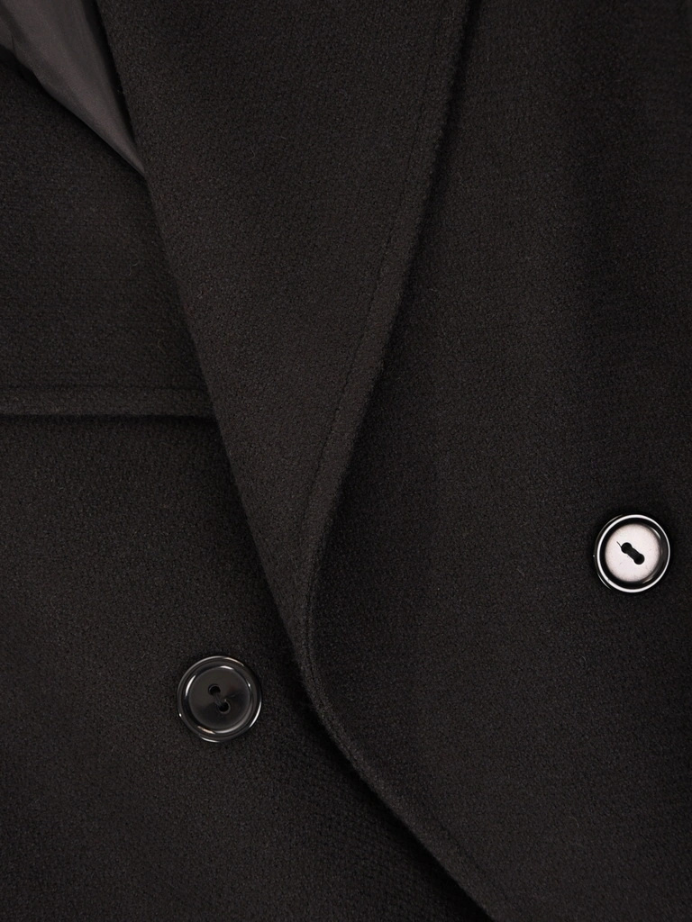Elegancki płaszcz zimowy damski w odcieniu czerni – stylowy trencz z ozdobnymi pagonami 42241