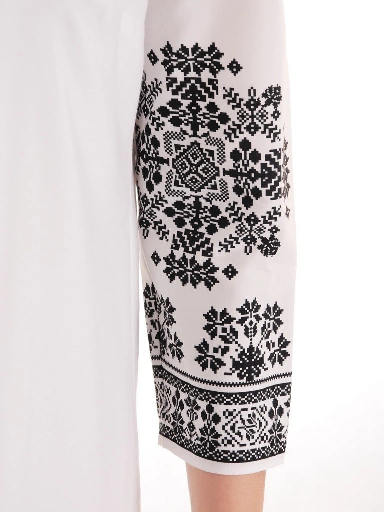Biała sukienka trapezowa w wzorzysty motyw – swobodny fason z dekoltem w serek i rękawem 3/4 38352