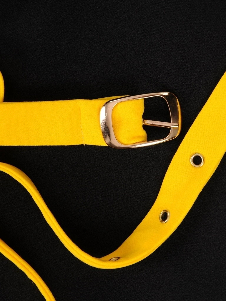 Elegancka czarna sukienka biznesowa o prostym kroju – dekolt w serek i baskinka z żółtym detalem 37441