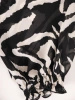 Czarna sukienka rozkloszowana w panterkę z długim rękawem – podkreślający talię fason na jesień 37179