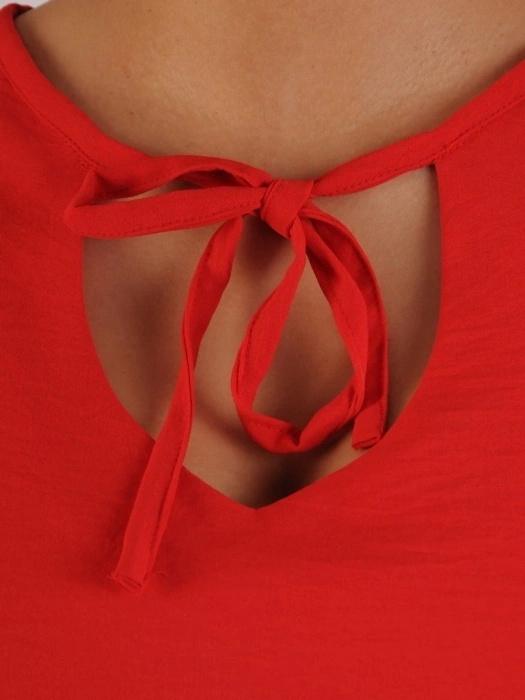 Elegancka czerwona sukienka rozkloszowana midi – wiązany dekolt i fason modelujący sylwetkę 24171