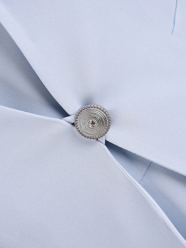 Elegancka garsonka na wesele błękitna – rozkloszowana sukienka midi i prosty żakiet z guzikiem 41585