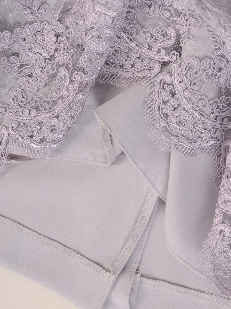 Elegancka szara sukienka midi na wesele o prostym fasonie – subtelna koronka modelująca sylwetkę 28751