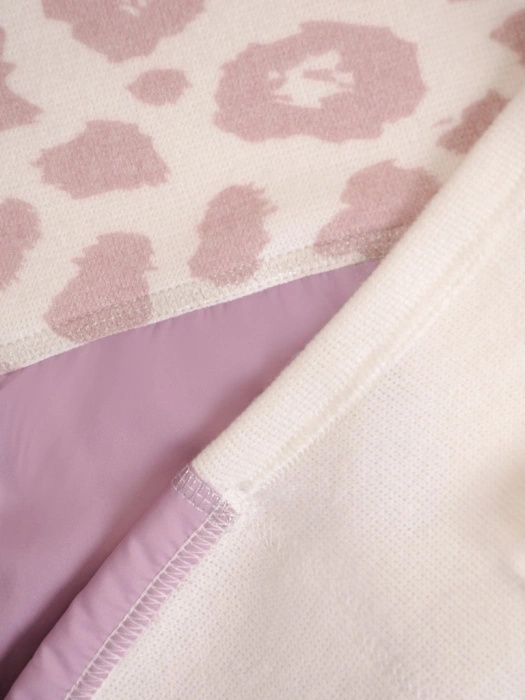 Elegancki sweter damski w zwierzęcy deseń – prosty fason z wyszczuplającymi wstawkami na jesień 34827