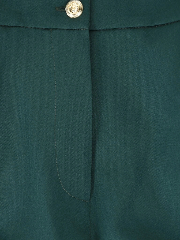 Elegancki kostium damski ze spodniami na wesele zieleń butelkowa – wysmuklający fason z cygaretkami w kant 42504