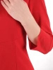 Wizytowa sukienka ołówkowa z dekoltem w łódkę czerwona – modelujący sylwetkę fason z przeszyciami 39545