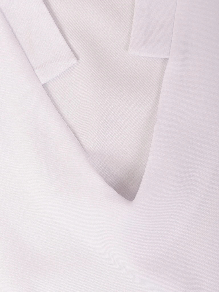Elegancka biała bluzka wizytowa o prostym kroju – dekolt w serek wysmuklający szyję, rękaw 3/4 40325