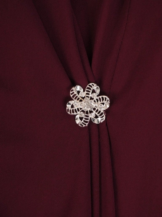 Elegancka fioletowa sukienka wieczorowa rozkloszowana midi – fason podkreślający talię z ozdobną zakładką 24210