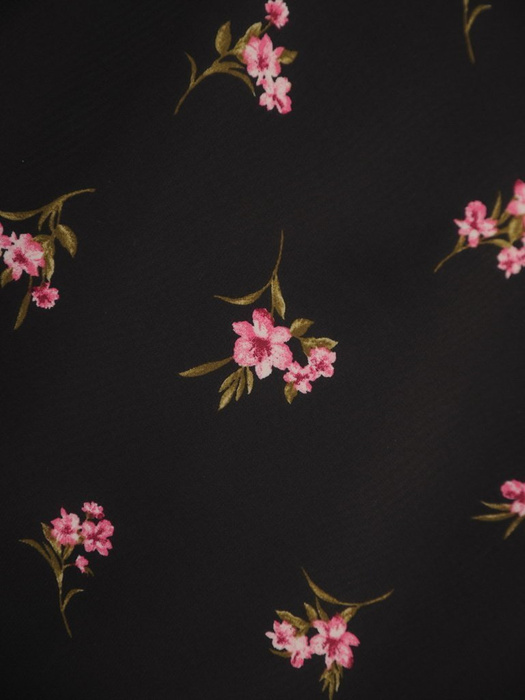 Czarna sukienka w kwiaty, kreacja z ozdobną stójką 30353