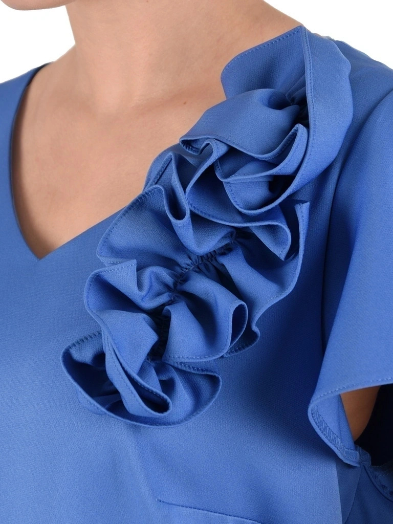 Elegancka niebieska sukienka trapezowa midi – fason swobodnie tuszujący biodra 42033