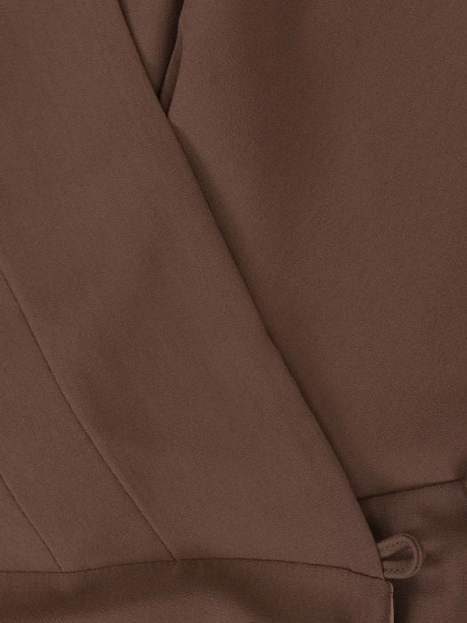 Elegancka brązowa sukienka midi z rękawem 3/4 – kopertowy dekolt i pas akcentujący talię 40247