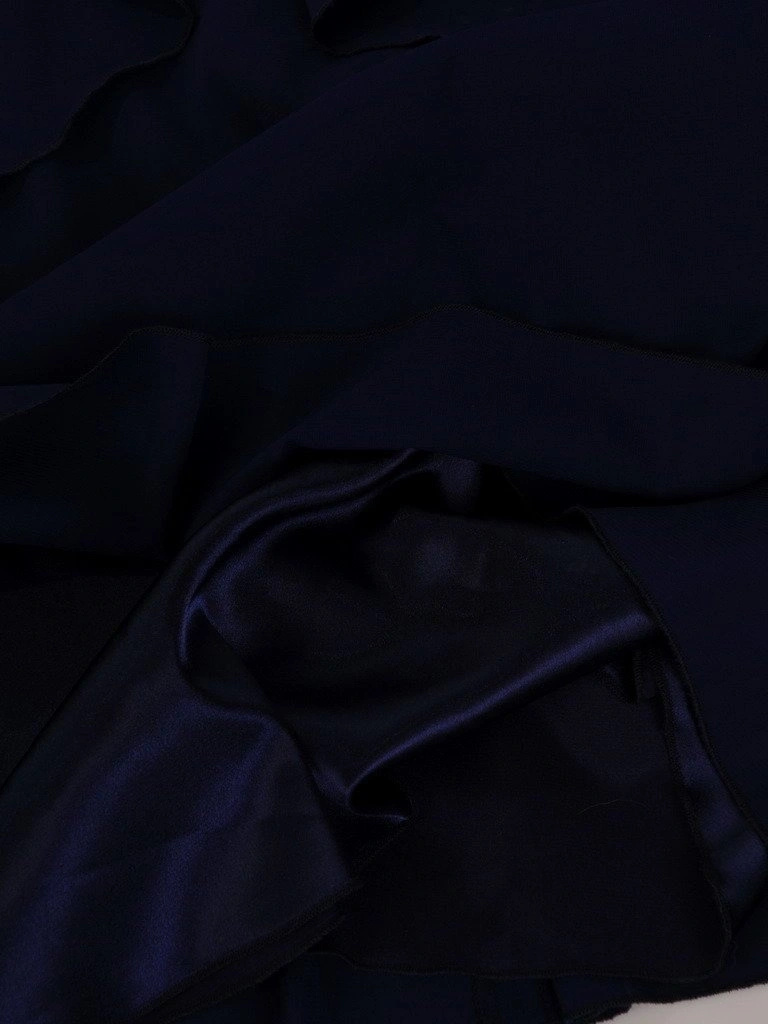 Granatowa sukienka trapezowa z dekoltem serek – elegancki fason z odpinaną broszką i narzutką 19176