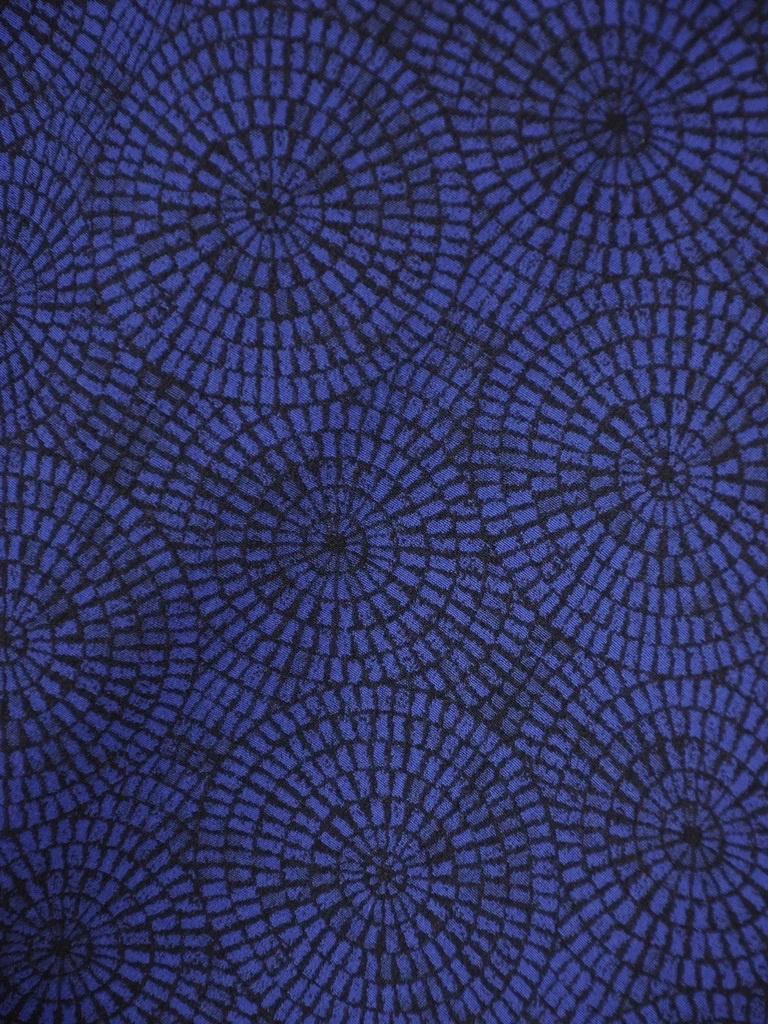 Elegancka garsonka damska granatowa z żakietem – rozkloszowany fason modelujący sylwetkę 36581