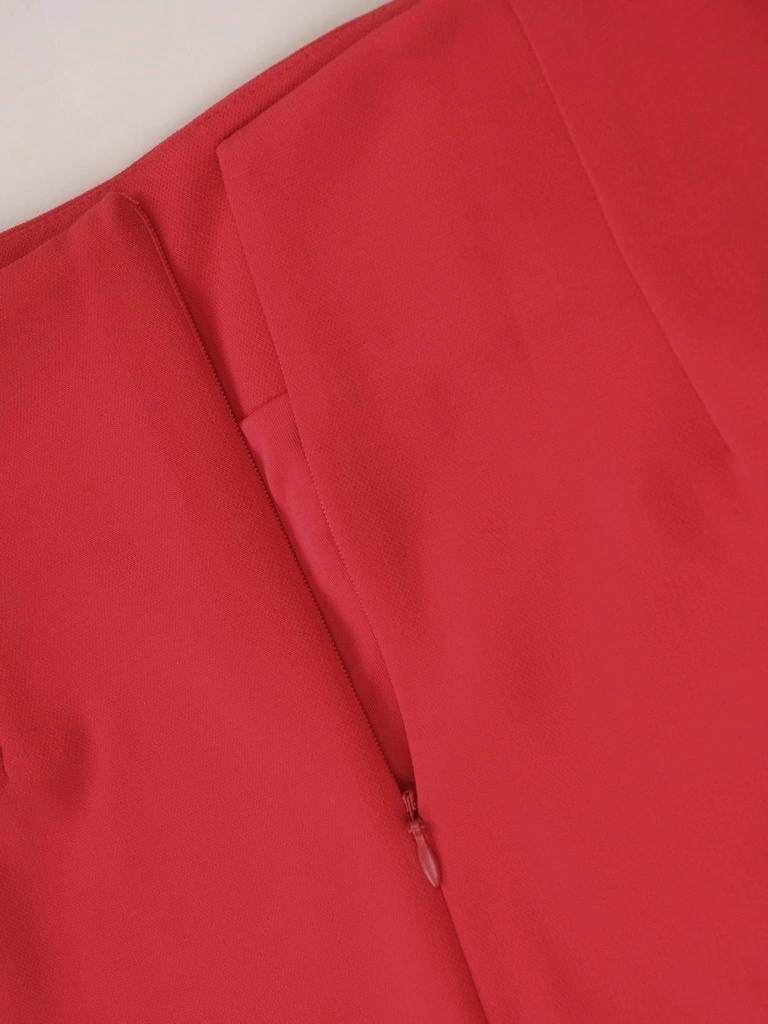 Elegancka czerwona spódnica prosta midi na jesień – wysmuklający fason z rozcięciem 35394