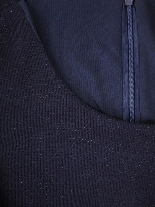 Elegancka granatowa sukienka maxi z długim rękawem – rozkloszowany fason z połyskującym przeszyciem 38828