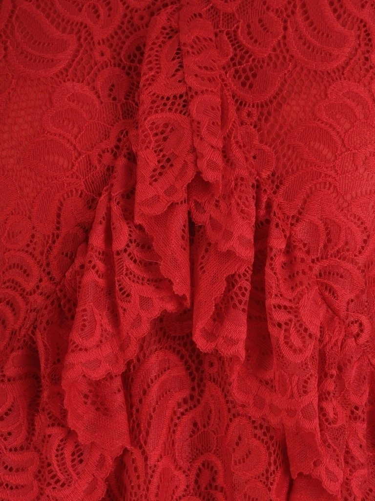 Elegancka czerwona sukienka trapezowa na święta i andrzejki – kobiecy krój z falbanami tuszujący biodra 27944