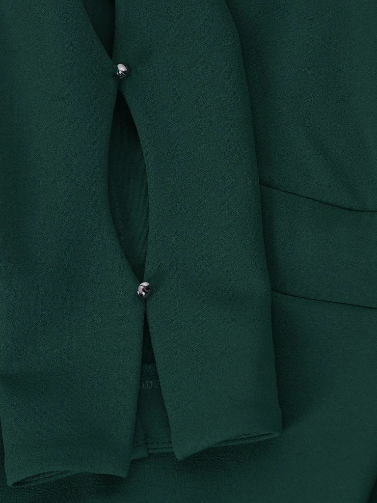 Elegancka ciemnozielona sukienka koktajlowa z rękawem 3/4 – kopertowy fason z efektownym marszczeniem 13898