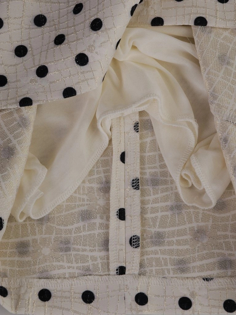 Prosta sukienka letnia midi w kwiaty i grochy – elegancki model z kokardami na rękawach 15588