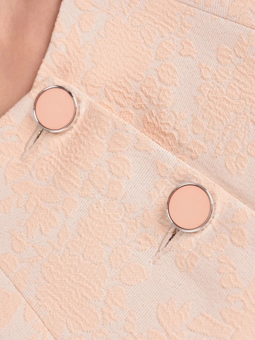 Elegancka garsonka damska ze spódnicą w pudrowym różu – prosty fason z ozdobnymi guzikami 41642