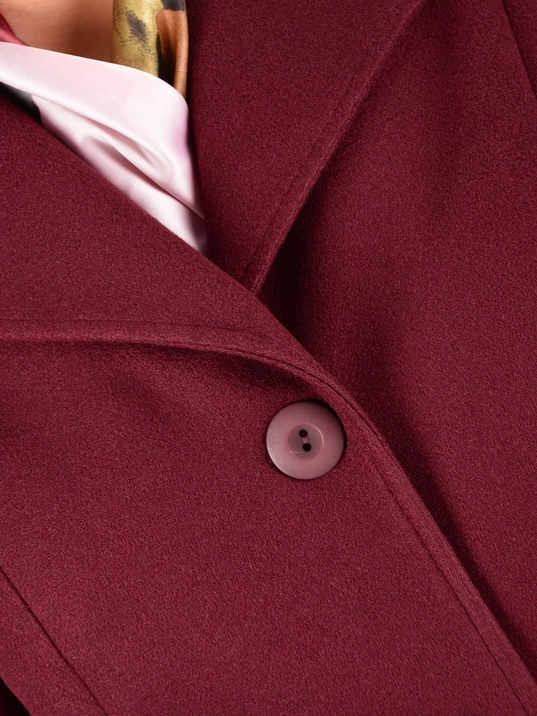 Klasyczny płaszcz damski bordowy na jesień i zimę – elegancki model z kołnierzem i kieszeniami 41508