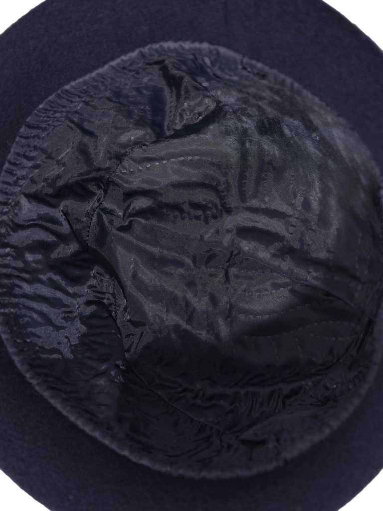 Granatowy kapelusz zimowy damski cloche – stylowe nakrycie głowy z biżuteryjnym akcentem 40917