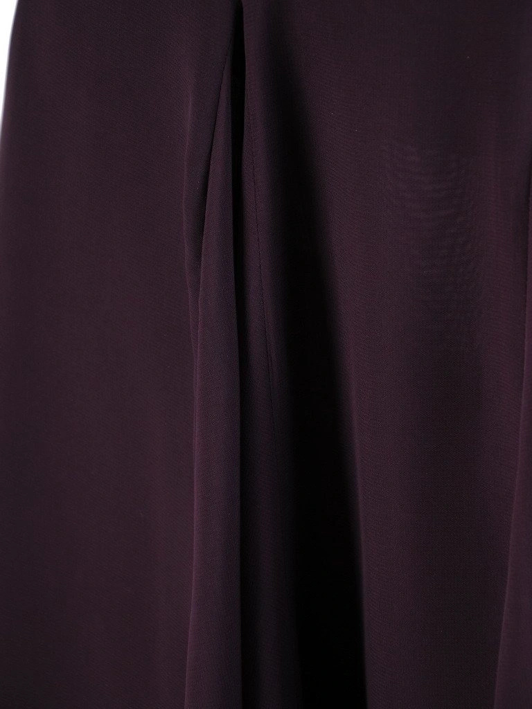 Elegancka fioletowa sukienka wizytowa midi – rozkloszowany krój w kwiaty ze zwiewnym dołem 23154
