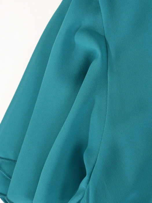 Elegancka szmaragdowa sukienka trapezowa midi – tuszujący fason z kobiecym dekoltem V 41676