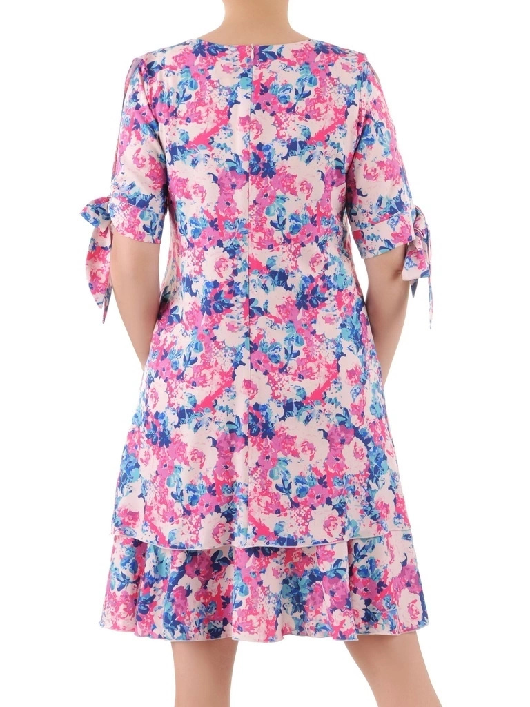 Elegancka sukienka trapezowa midi w kwiaty – tuszujący fason z subtelną falbaną 35501