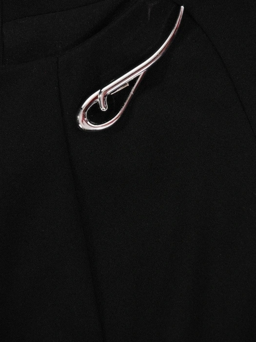 Elegancka czarna sukienka trapezowa midi z rękawem 3/4 – ozdobna kontrafałda i stylowa broszka 19104
