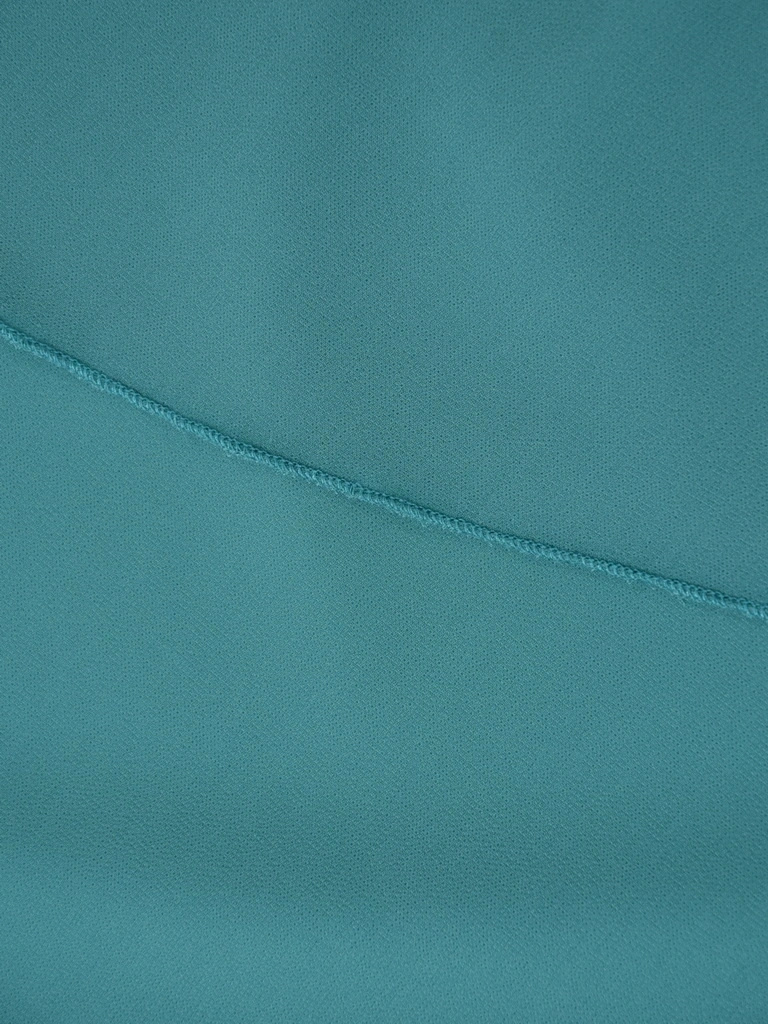 Elegancka sukienka trapezowa w kolorze szmaragdowym – zwiewny fason tuszujący biodra 41594