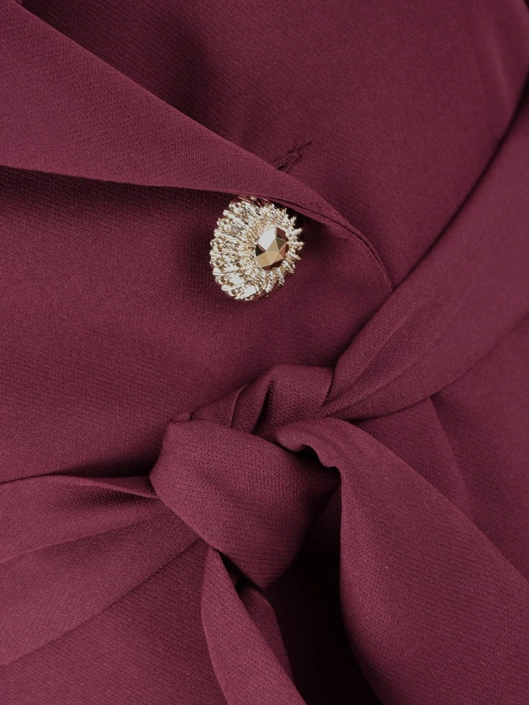 Elegancki garnitur damski ze spodniami bordowy – prosty fason z paskiem podkreślającym talię 41912