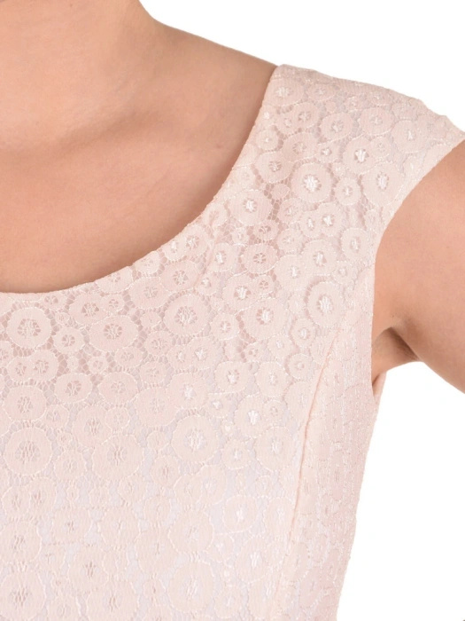 Rozkloszowana sukienka koktajlowa w pudrowym różu – elegancki model z koronką podkreślający talię 33070