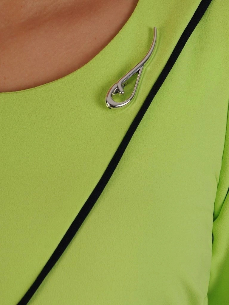 Elegancka sukienka trapezowa w odcieniu granatu – tuszujący biodra fason z rękawem 3/4 28411