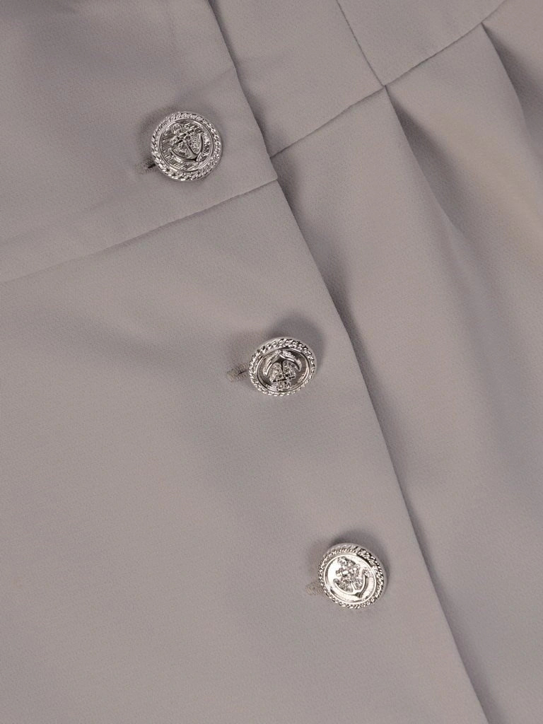 Gołębia sukienka biznesowa o prostym kroju – modelujące sylwetkę przeszycia i guziki 26179