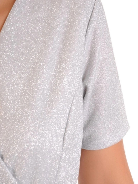 Srebrna połyskująca sukienka kopertowa midi – subtelnie wysmuklający krój z krótkim rękawem 30147
