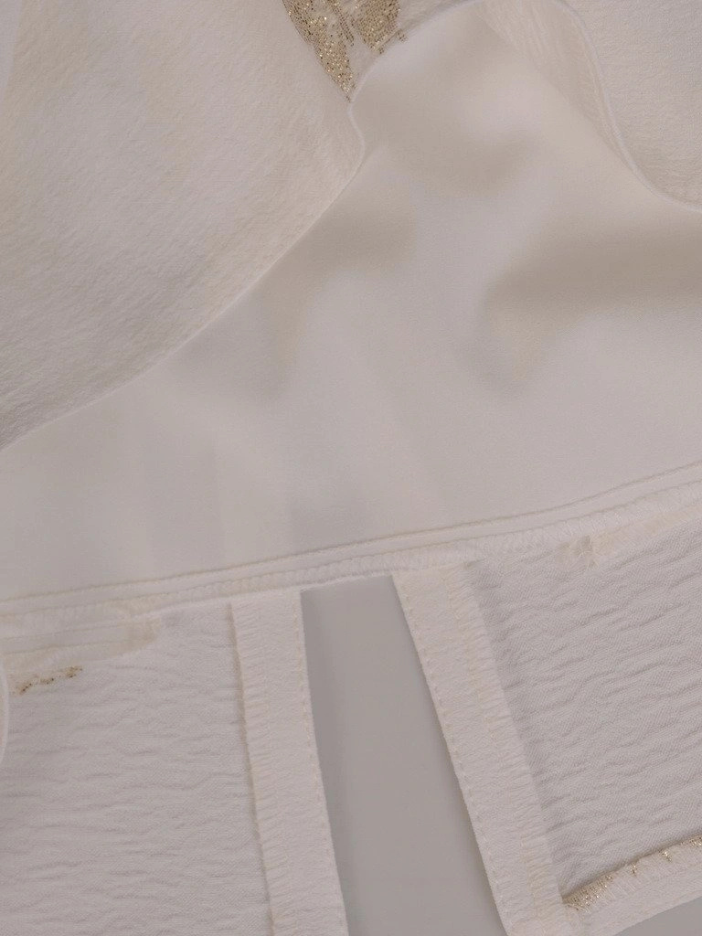 Kremowa sukienka wizytowa w motyle midi – prosty krój z imitacją bluzki wysmuklający sylwetkę 21063